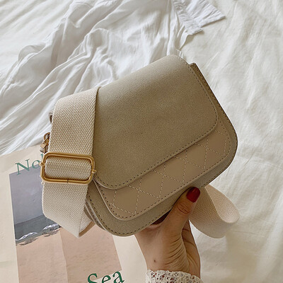 

The new bag girl 2019 is popular with the new Korean version of the hundred lap color fashion wide shoulder belt slanting small cr