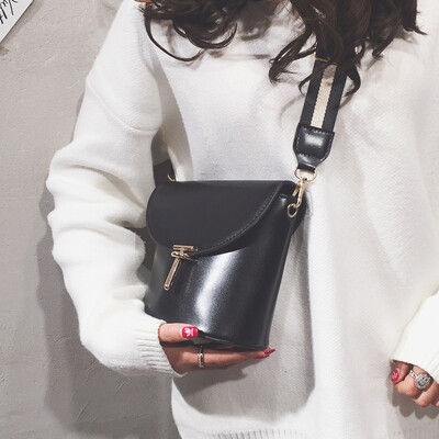 

Autumn&winter on the new small bag female 2019 new Korean version of the retro texture wild wide shoulder strap shoulder slung bucket bag