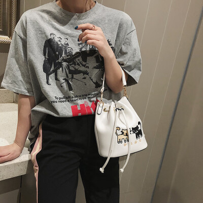 

Qiao Bani 2019 new Korean chic fashion embroidered line cat hit color bucket bag hand strap shoulder diagonal female bag