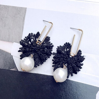 

The Braided Lace Simulate Pearl Earrings Bow Earrings Exaggerated Sweet Hand Earrings Female