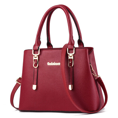 

A womans handbag is simple in the atmosphere A hundred shoulder bags are slanted with a mothers bag