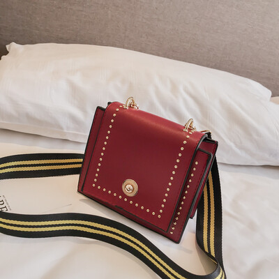 

Small bag female ins rivet wide shoulder strap Messenger bag 2019 new Korean version of the bow shoulder bag small square bag