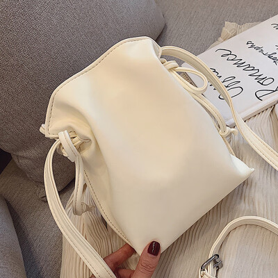 

On the new female 2019 new Korean version of simple fashion bucket bag port wind girl Joker slung shoulder bag