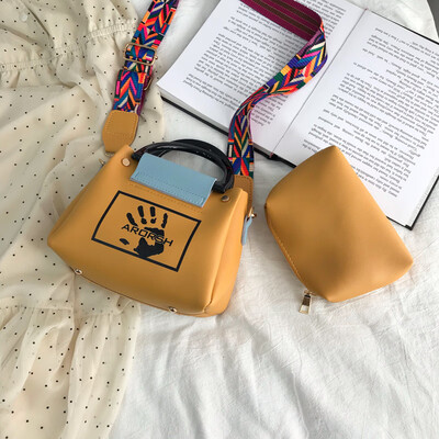 

Korean version of the personality palm print handbag female 2019 new retro shoulder bag fashion wide shoulder strap diagonal cross bag