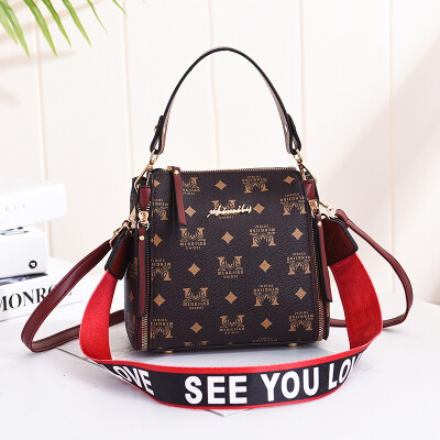 

In summer the new tide of Korean womens handbags fashion handbags simple Joker shoulder Messenger bag