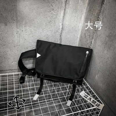 

Baggage girl Li now has the same type of diagonal bag man hip-hop cool outdoor dead flying bag single shoulder bag postman bag