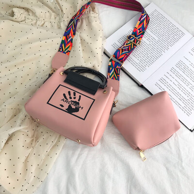 

Korean version of the personality palm print handbag female 2019 new retro shoulder bag fashion wide shoulder strap diagonal cross bag