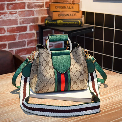 

In summer the new womens fashion the lady the handbag the shoulder the bag the bag