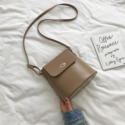 

2019 new net red casual bucket bag female Korean version of the simple wild shoulder bag chic fashion retro Messenger bag