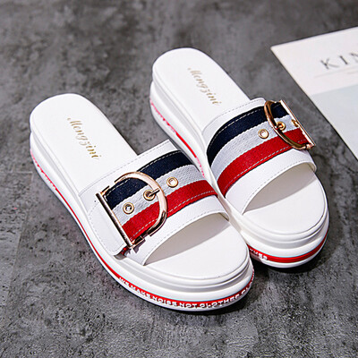 

One-word slippers for girls wearing summer fashion
