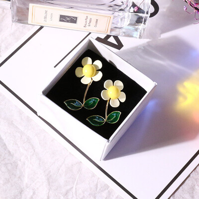 

New Fashion Plant Resin Chrysanthemum Stud Earrings Temperament Joker Character Tide Female Jewelry Flowers earrings