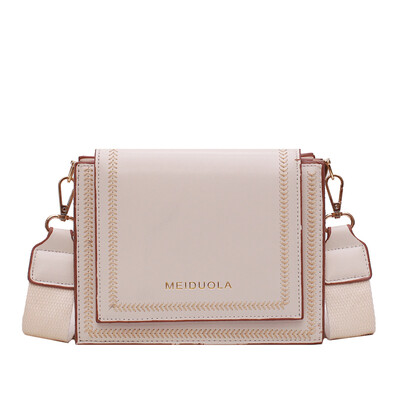 

The Korean version of Little Girl Tide in Summer is super hot with simple chains one shoulder slanting bag&ins
