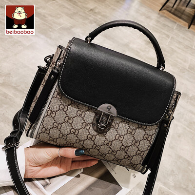 

On the new small bag women 2018 new trend Europe&the United States fashion messenger bag simple womens portable shoulder bag