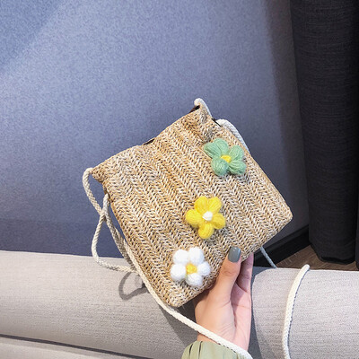 

2019 new fashion casual messenger bag Sen cute flower woven bag little fairy wild temperament shoulder bag