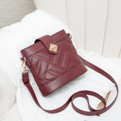 

Yang Qiao Female Large Capacity Simple Single Shoulder Fashion Texture Baitao Oblique Drum Bag