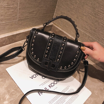 

Qiao Bani 2019 new South Korea ins retro style fashion rivet saddle bag shoulder shoulder diagonal tide handbag