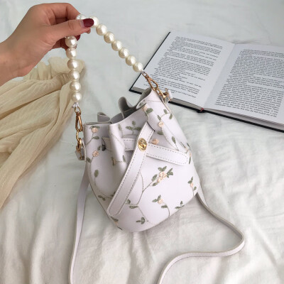 

2019 new wild pearl handbag female chic embroidered Sen fairy neon bag fashion single shoulder bucket bag