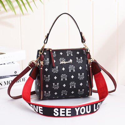 

In summer the new tide of Korean womens handbags fashion handbags simple Joker shoulder Messenger bag