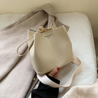 

Ins super fire texture slung small bag female 2019 new fashion port wind broadband crocodile pattern shoulder bucket bag