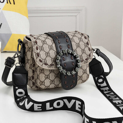 

On the new womens fashion lady simple Korean version of the one-shoulder oblique satchel personality girl bag