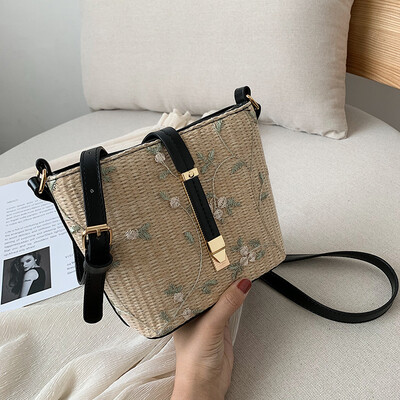 

Summer woven lace bag female 2019 new Korean version of the wild single shoulder slung fashion straw casual bucket bag