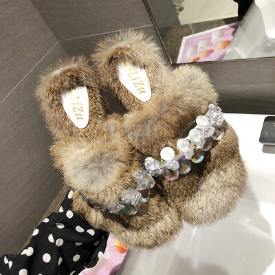 

Women with fur slippers wear the same type of flat-bottomed water drill in autumn