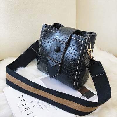 

Vintage bag female 2019 new Korean fashion wild crocodile pattern casual wide shoulder strap shoulder slung bucket bag