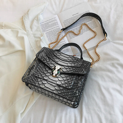 

Qiao Bani 2019 new European&American style fashion street beat snake pattern BV snake head flip cover bag shoulder shoulder diagonal female bag