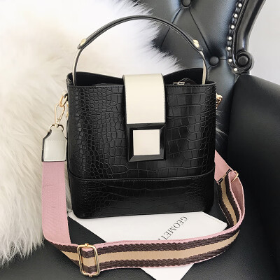 

Hong Kong wind broadband crocodile pattern bucket bag 2019 new European&American fashion shoulder slung texture portable women