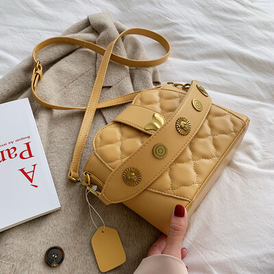 

Chic simple small bag fashion high sense of foreign style womens bag new 2019 retro badge small square bag Messenger bag