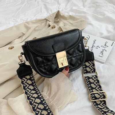 

Textured small bag chic fashion wide shoulder strap saddle bag new 2019 small fresh lock bag slant bag