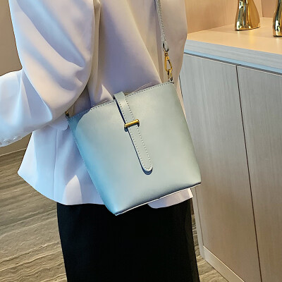 

Bucket bag female 2019 new Korean version of the girl simple versatile shoulder bag fashion student retro Messenger bag