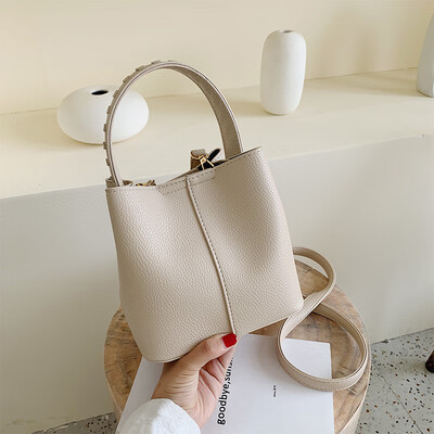 

Portable bucket bag female 2019 new Korean version of the simple wild shoulder bag chic fashion retro Messenger bag