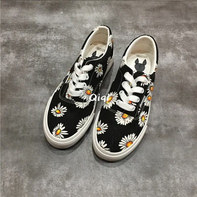 

s 2019 Girls Popular Shoes Sou Korea ins Street Shooting Little Daisy Canvas Shoes Women Harajuku Board Shoes Women