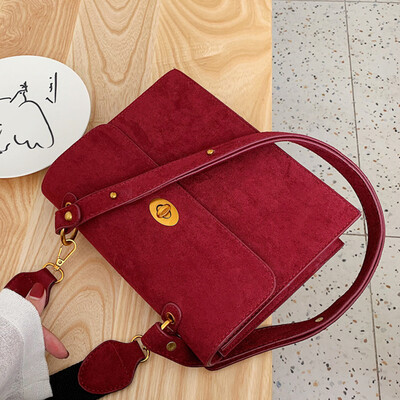 

Hong Kong wind retro bag women 2019 new autumn tide Korean version of simple shoulder Messenger bag Joker handbag