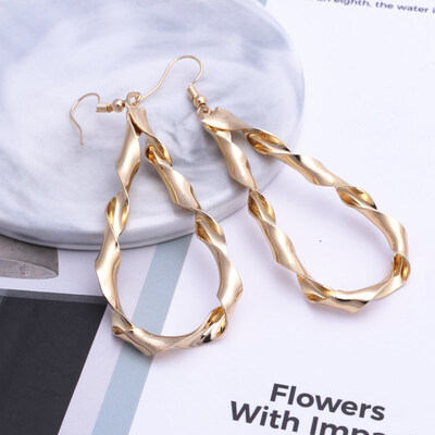 

European Trendy Geometric Metal Big Drop Earring For Women Leaf Flower Round Brincos Statement Earring Party Jewelry Model Show
