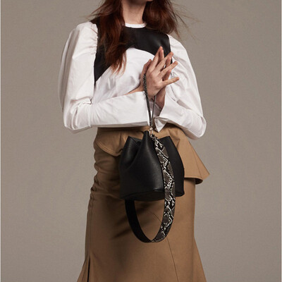 

Luxury Designer Snake Wide Strap Women Bucket Shoulder Bag Rivet Handbags Wrist Bags Cute PU Leather Panelled Crossbody Bag sac