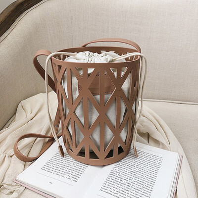 

On the new ins super fire bag female 2019 new Korean version of the wild single shoulder slung fashion hollow personality bucket bag