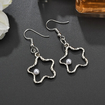

Alloy Necklace Creative Design Simple Female Hollow Five-pointed Star 8 Pendant Necklace Beautiful Romantic Wedding Party