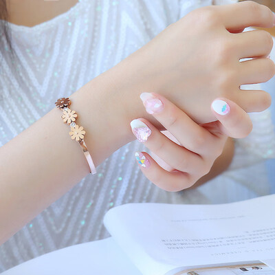 

Fashion wild diamond three daisy bracelet student ladies Korea titanium steel plated gold jewelry