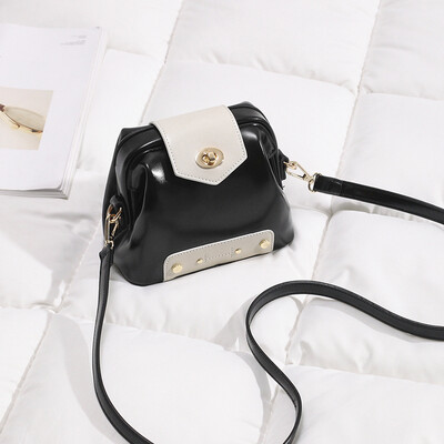 

Hong Kong wind retro bag 2019 summer on the new lock net red Western style womens casual shoulder bag Messenger bag tide