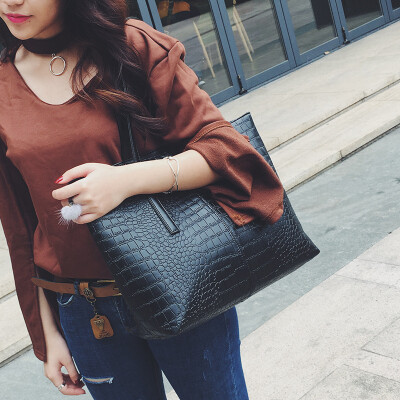 

2018 new womens bag trend European&American crocodile pattern ol commuter lady handbag simple fashion big bag