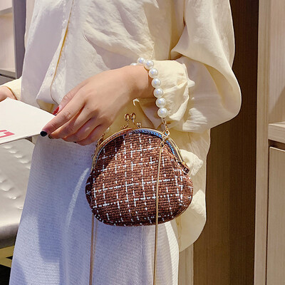 

Womens bag 2019 new fashion pearl handbag summer small fresh clip chain bag wild ins messenger bag