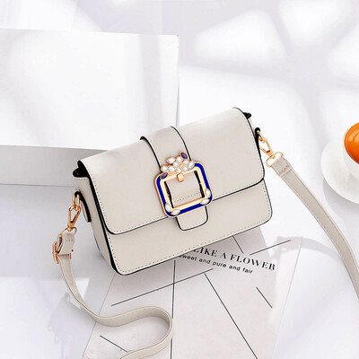

The new trendy Korean version of the womens bag is a simple&simple girl with a single shoulder bag&a oblique satchel