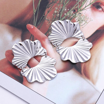 

European Trendy Geometric Metal Big Drop Earring For Women Leaf Flower Round Brincos Statement Earring Party Jewelry Model Show