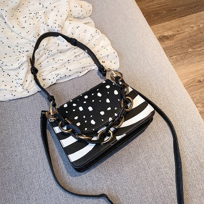 

Qiao Bani 2019 autumn new Korean fashion crocodile pattern retro wind flip bag hand strap shoulder diagonal female bag