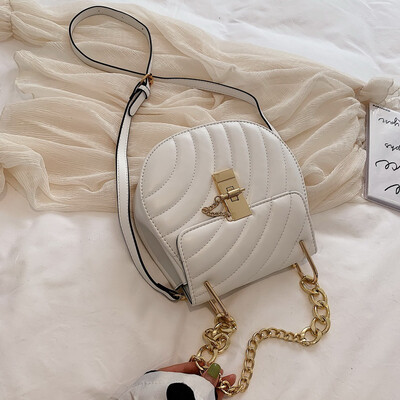 

Chic chain small bag fashion lock saddle bag new 2019 small fresh woman bag with one shoulder oblique satchel