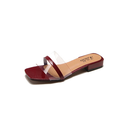 

The same type of slippers low heeled women wearing fashion outdoors in spring&summer