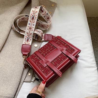 

Ins super fire bag female new 2019 Korean version of the simple woolen wool wide shoulder shoulder Messenger bag wild small square bag