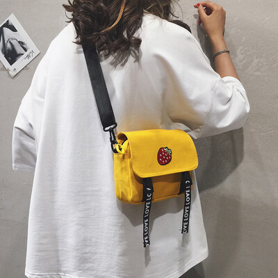

Ancient sense bag female new 2019 Korean version of the simple wild postman slung ins strawberry canvas bag shoulder bag